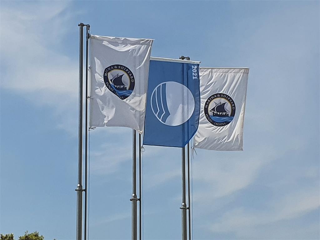 Die Blaue Flagge wehet in der Marina